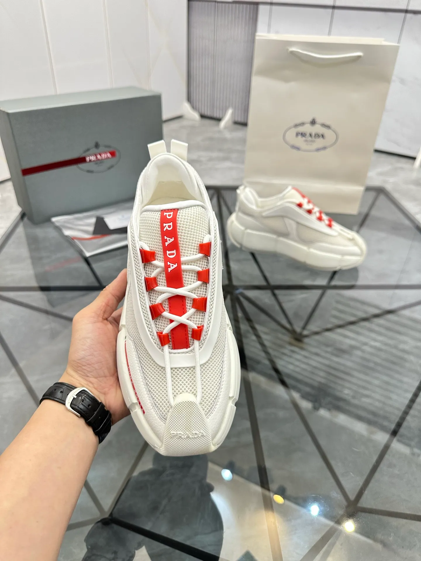 Men's shoes: 💰P500¥ High-end, complete package Product trademark: Prada *"Prada*" low-top casual shoes Regular size: 38-44 (can be customized to 45.46) Couple style Product materials: Upper imported cowhide stitched with original fabric, sheepskin lining, original outsole. Number: 846